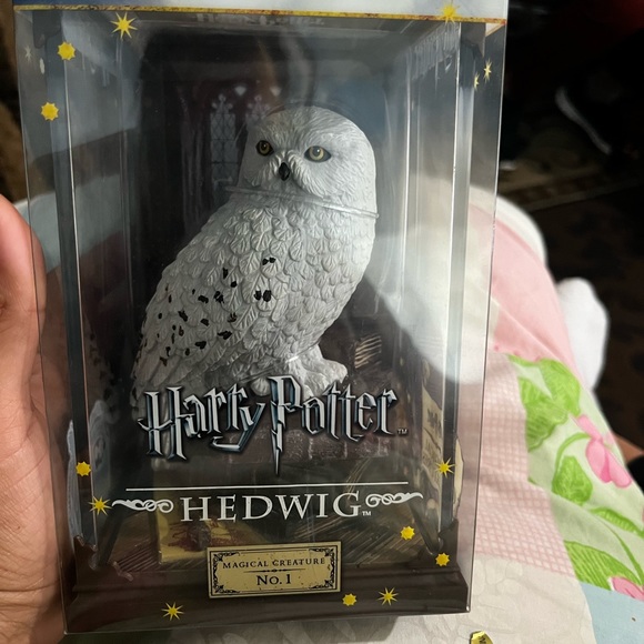 Harry Potter Magical Creatures collectible Hedwig owl figure w/ display case - Picture 4 of 4